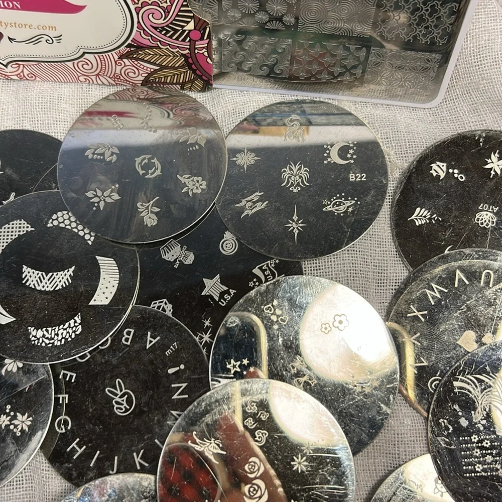 Manicure plate bundle: 29 circular, 1 easy french smile cut, rectangular plate